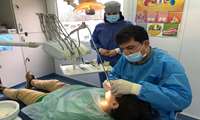 کلینیک سیار دندانپزشکی جهت ارائه خدمات رایگان دندانپزشکی در خیابان امام علی(ع) مستقر گردید.